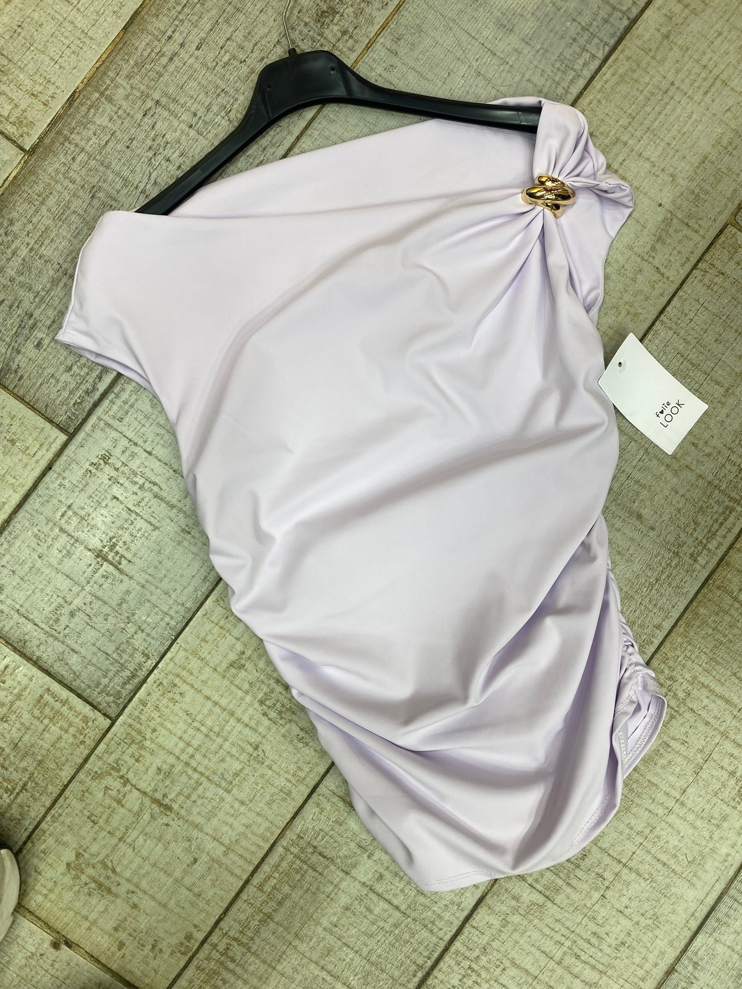 Pull avec Broche Dorée