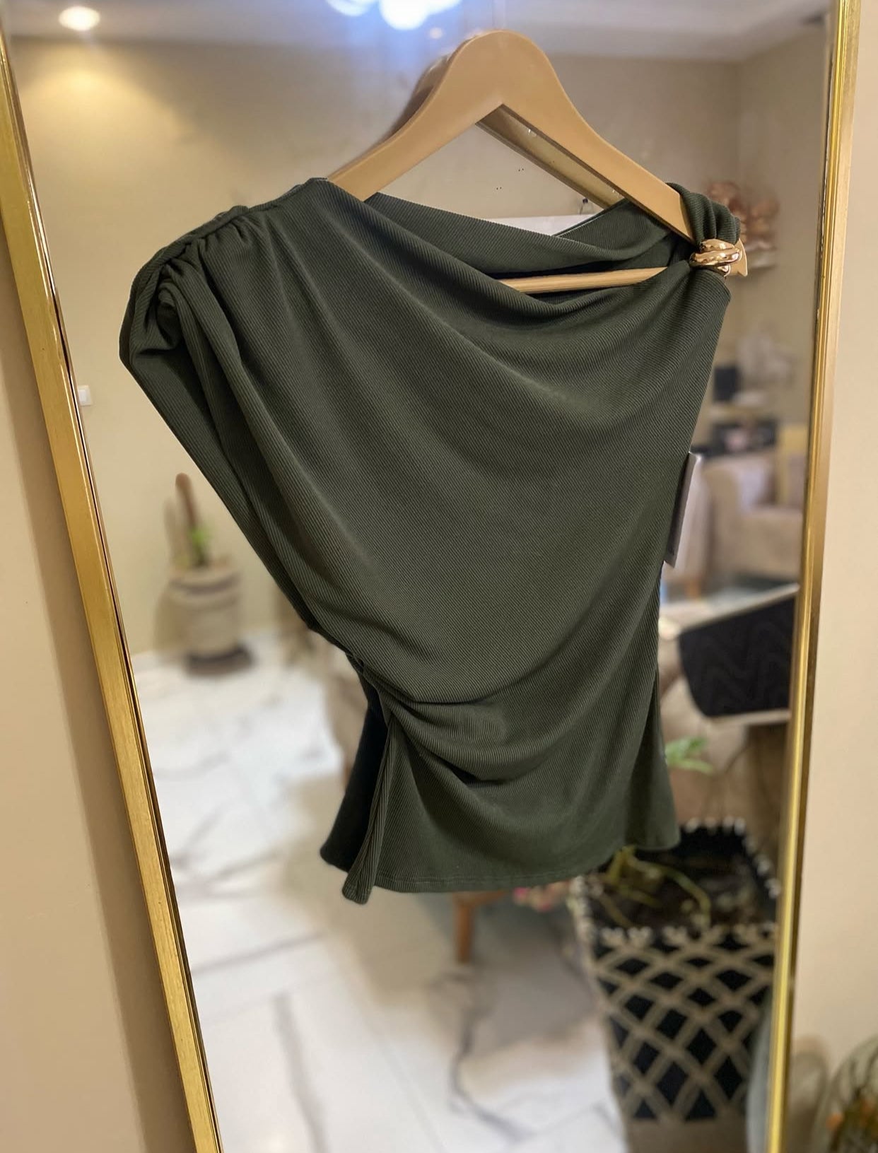 Pull avec broche doré