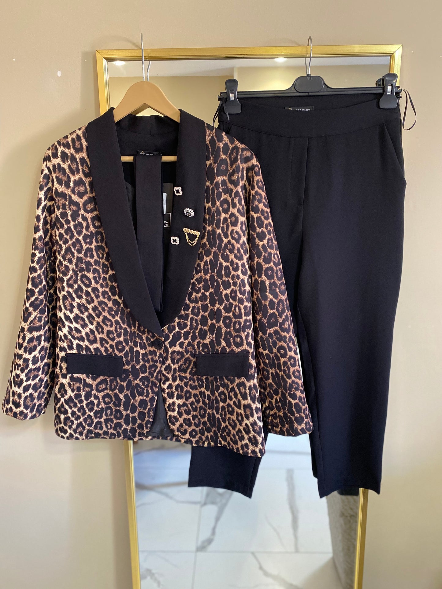 Costume léopard avec broche