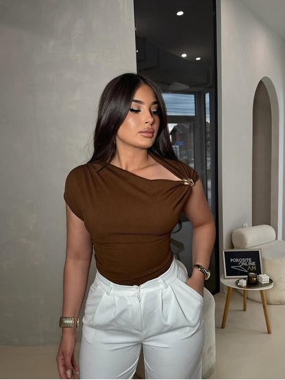 Pull avec broche doré