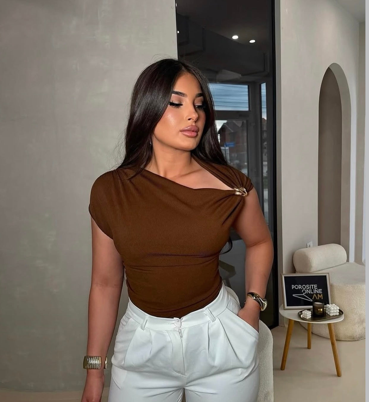 Pull avec Broche Dorée