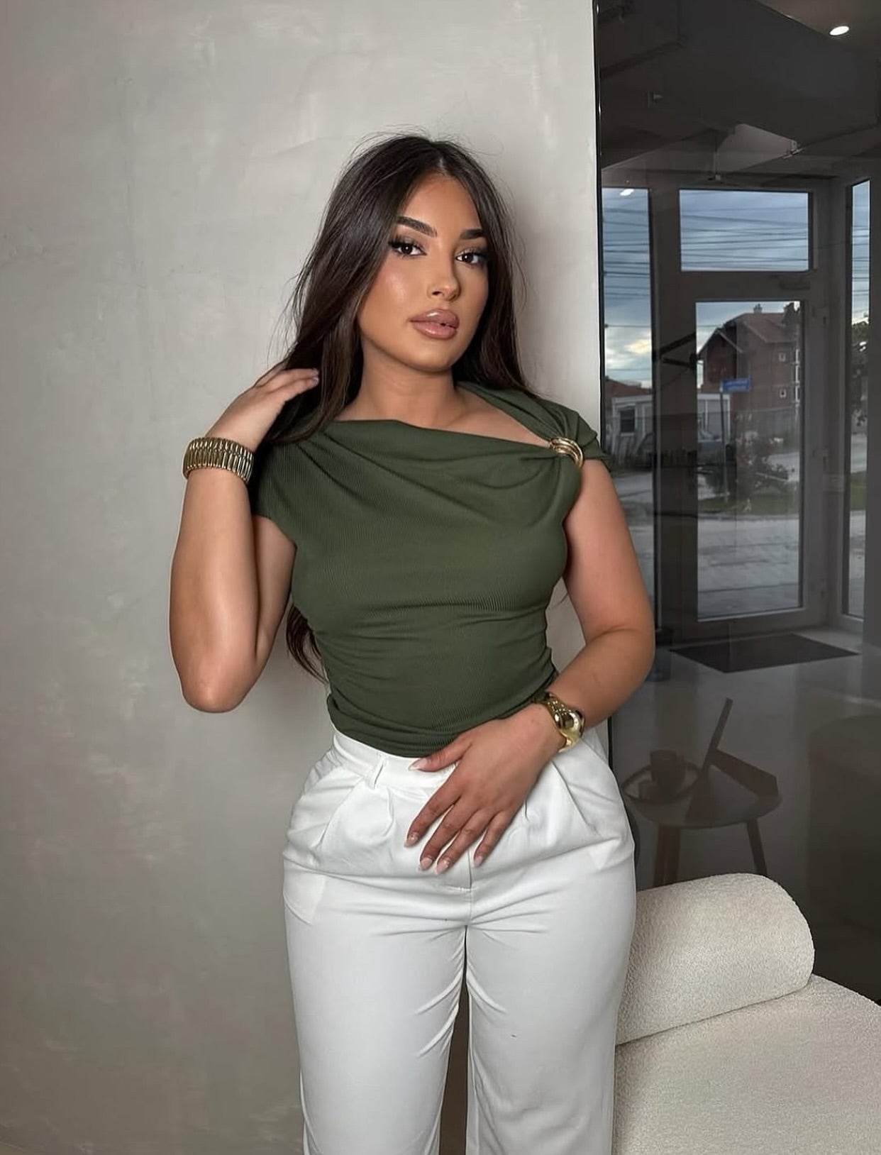 Pull avec broche doré