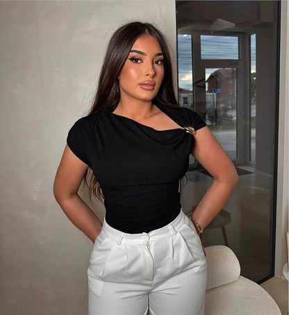Pull avec Broche Dorée