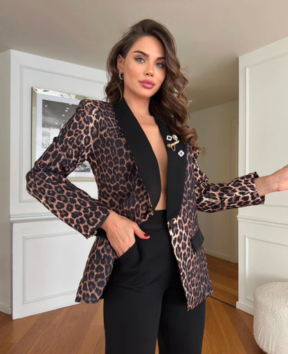 Costume léopard avec broche