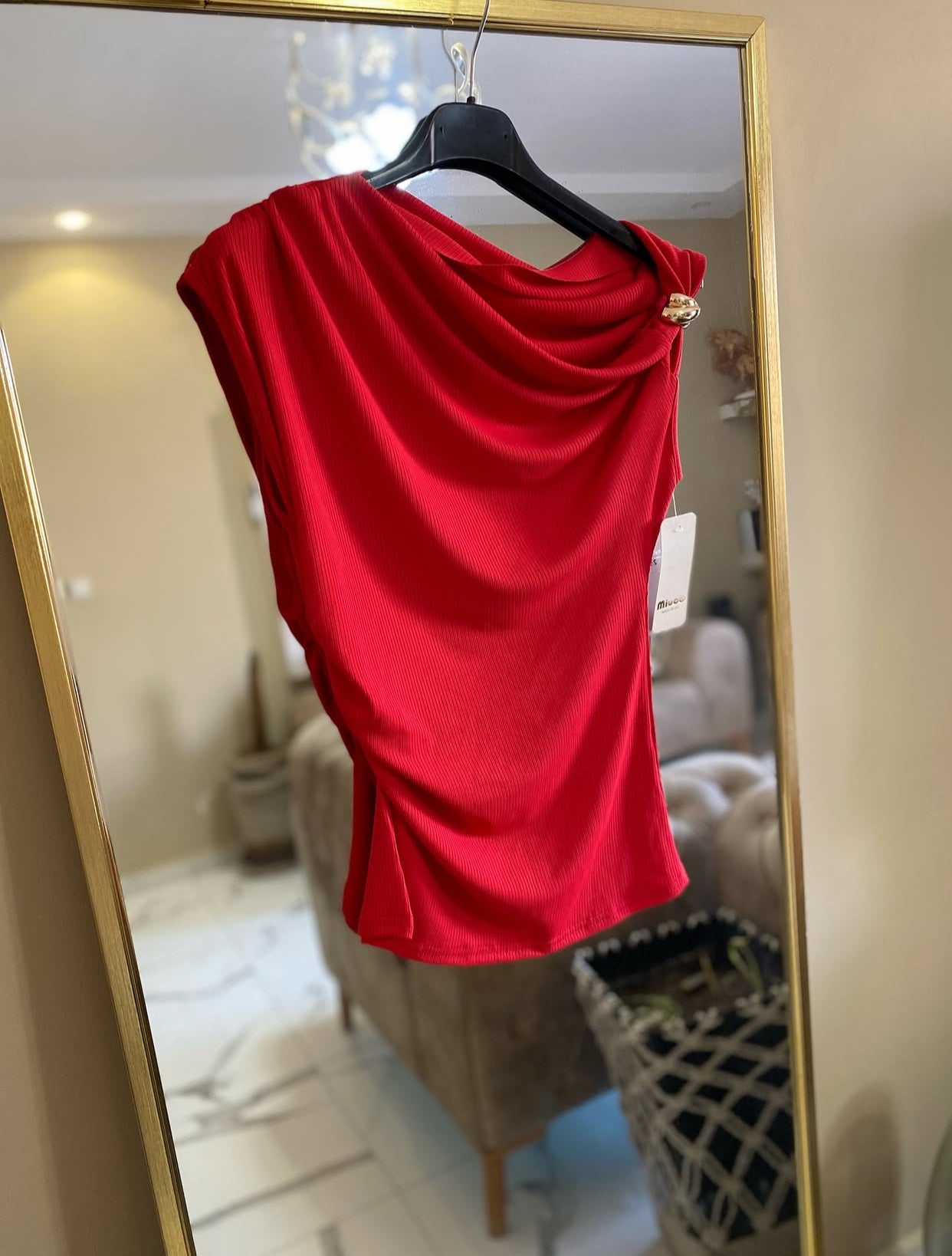 Pull avec broche doré