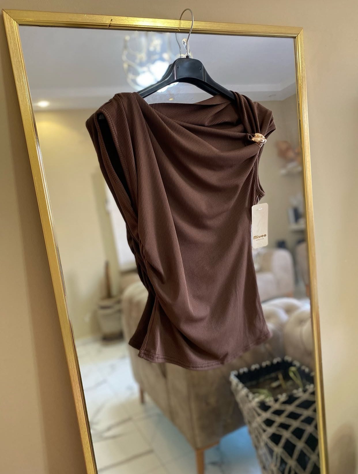 Pull avec broche doré