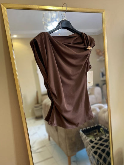 Pull avec broche doré