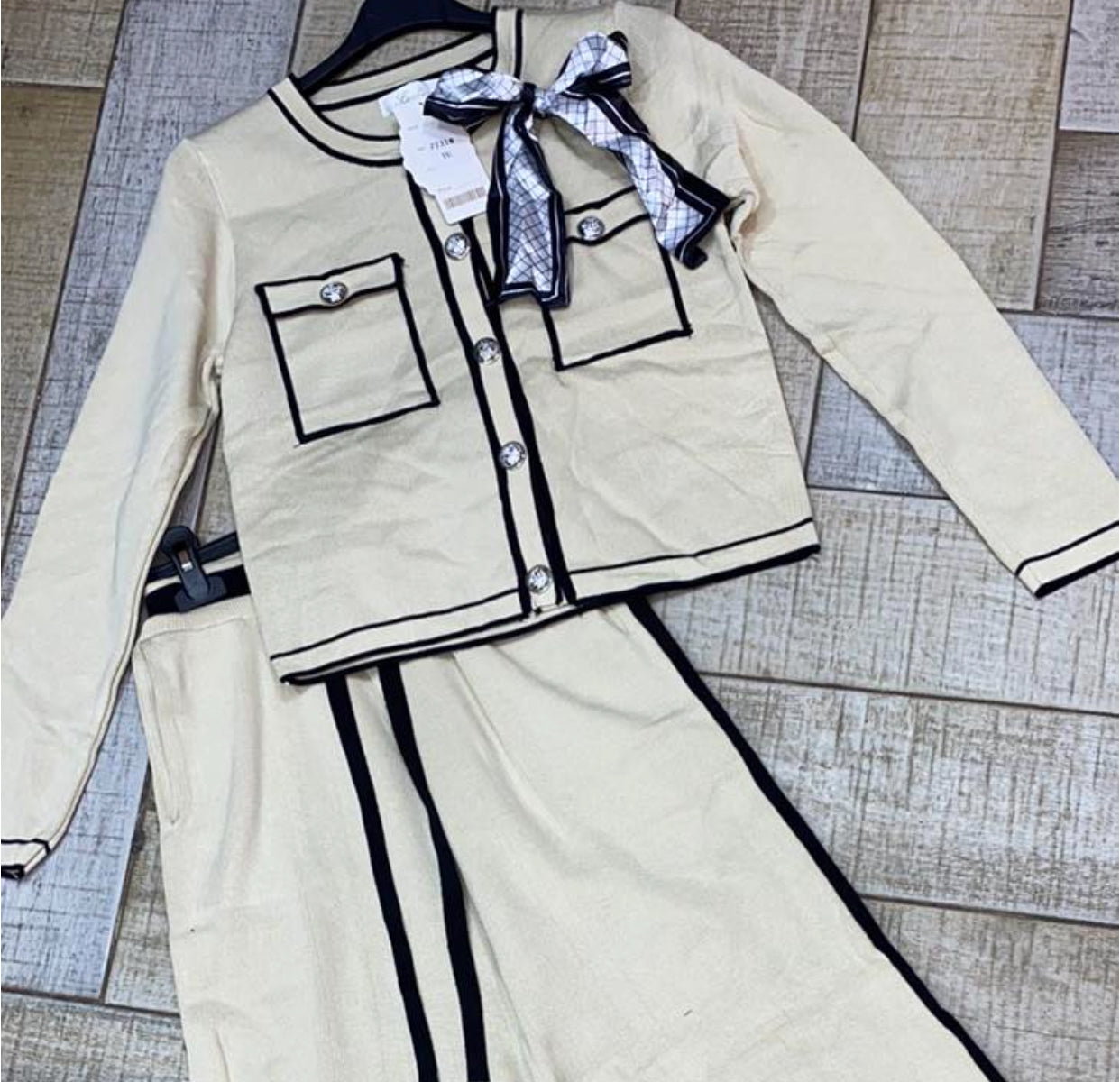 Ensemble chanel avec broche